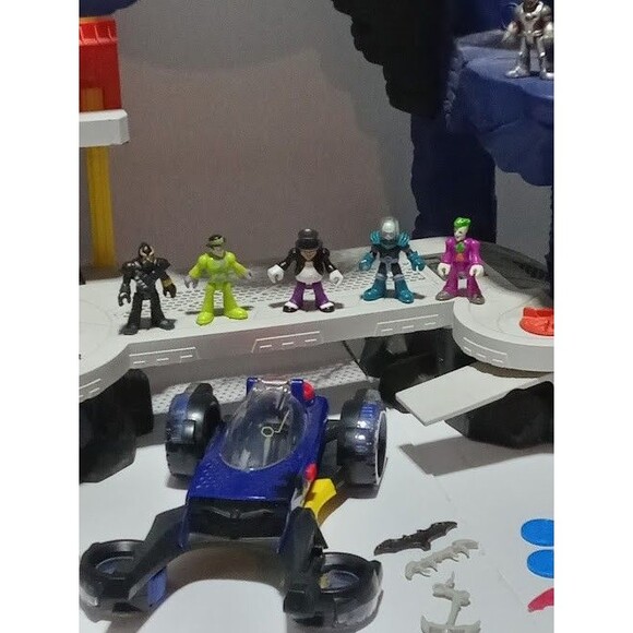 Imaginext DC Super Friends Batman Super Surround Batcave Playset - Picture 14 of 16